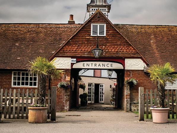 Bed and Breakfast The Walhampton Arms Лімінгтон Екстер'єр фото
