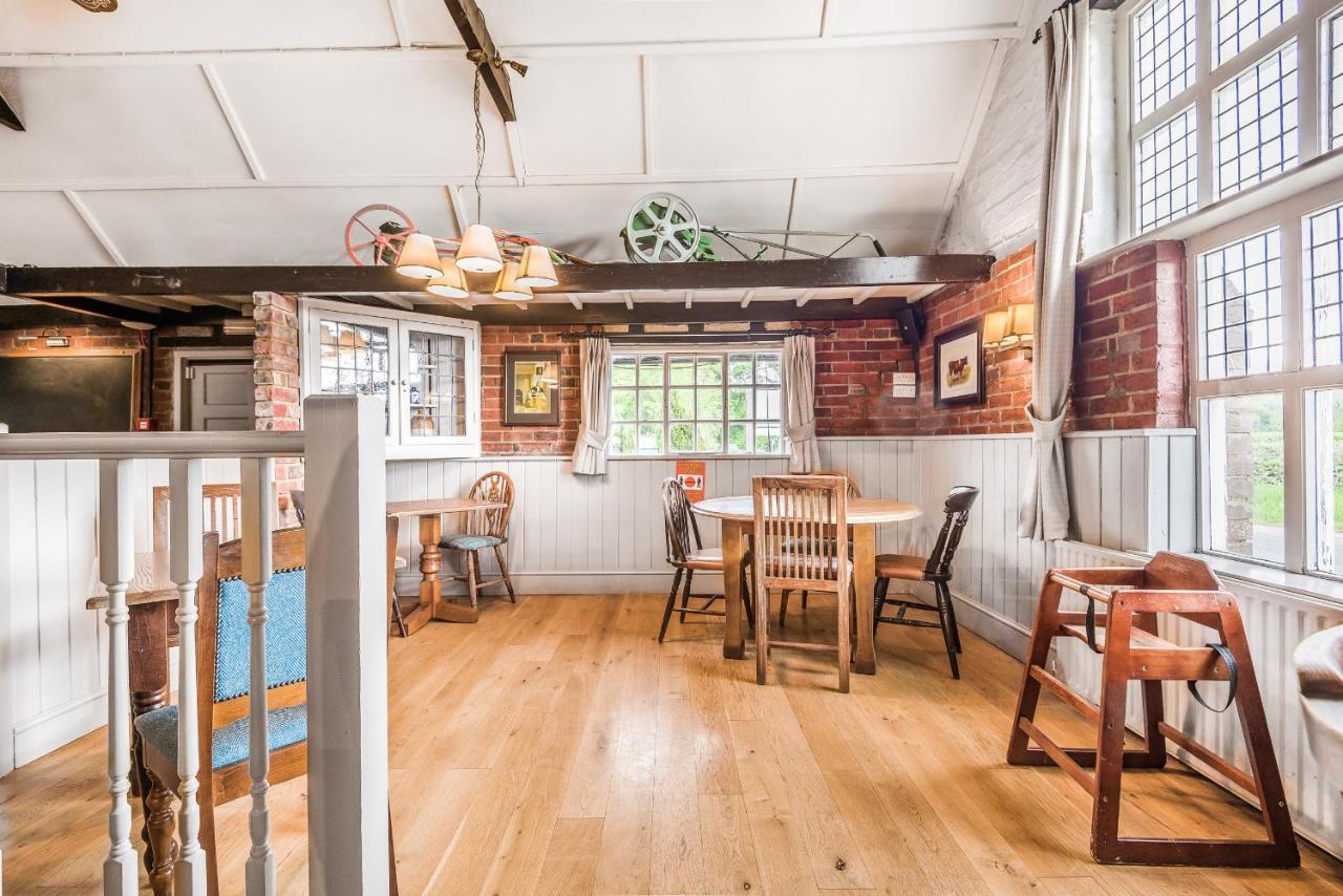 Bed and Breakfast The Walhampton Arms Лімінгтон Екстер'єр фото