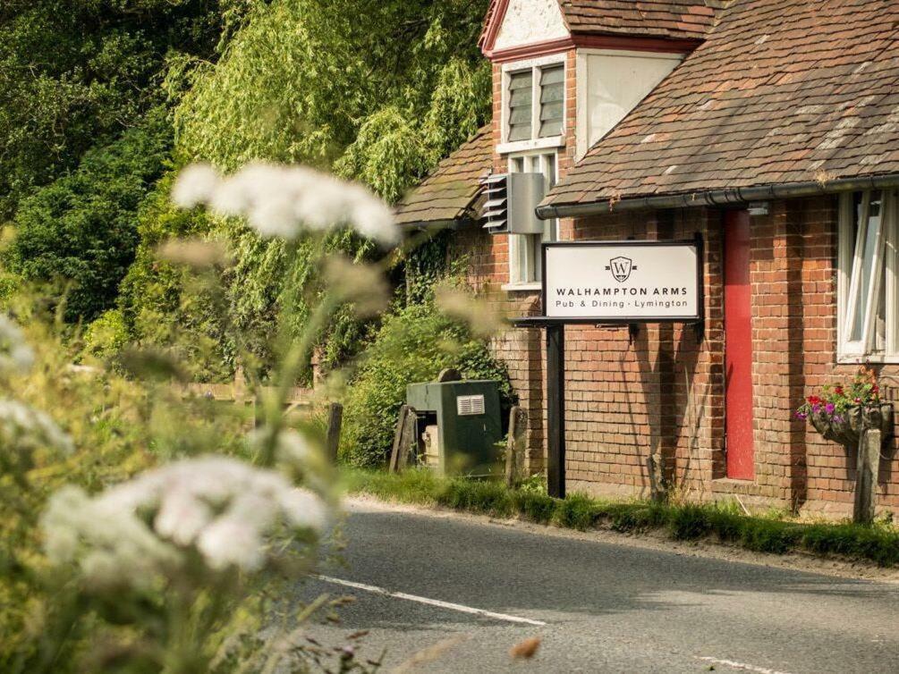 Bed and Breakfast The Walhampton Arms Лімінгтон Екстер'єр фото